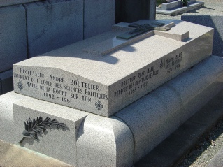Cliquez sur la phto pour agrandir : Sépulture du Professeur Boutelier et de sa famille dans le cimetière du Point du Jour à La Roche-sur-Yon