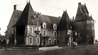 Château des Carmes, acquis par Louis GAUDINEAU pour le rétrocéder à la ville de La Flèche qui en fit la mairie de la commune