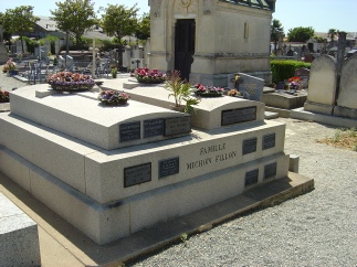Cliquez sur la photo pour agrandir : Sépulture Michon Fillon dans le cimetière du Point du Jour à La Roche-sur-Yon