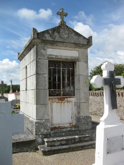 Sépultures Pineau-Valencienne dans le cimetière de Ste-Flaive-des-Loups