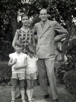 Cécile Sabouraud, son mari Jean de Brunohoff, et leurs enfants Laurent et Matthieu